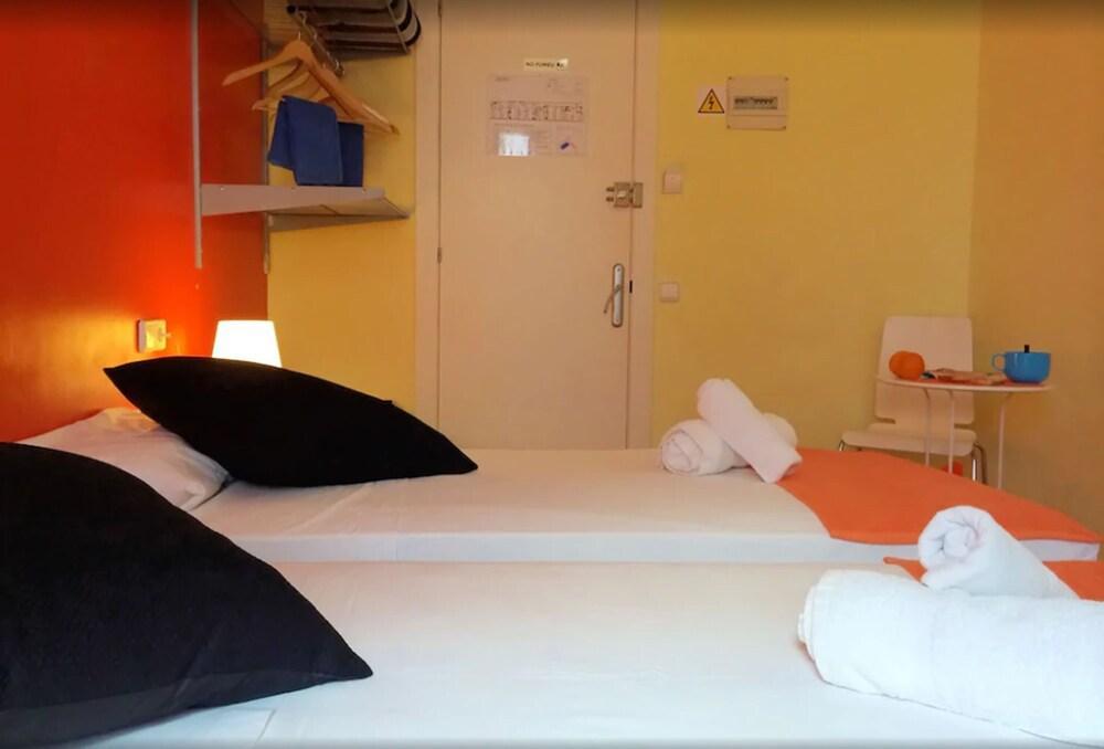 Barcelona City North Hostal Bagian luar foto