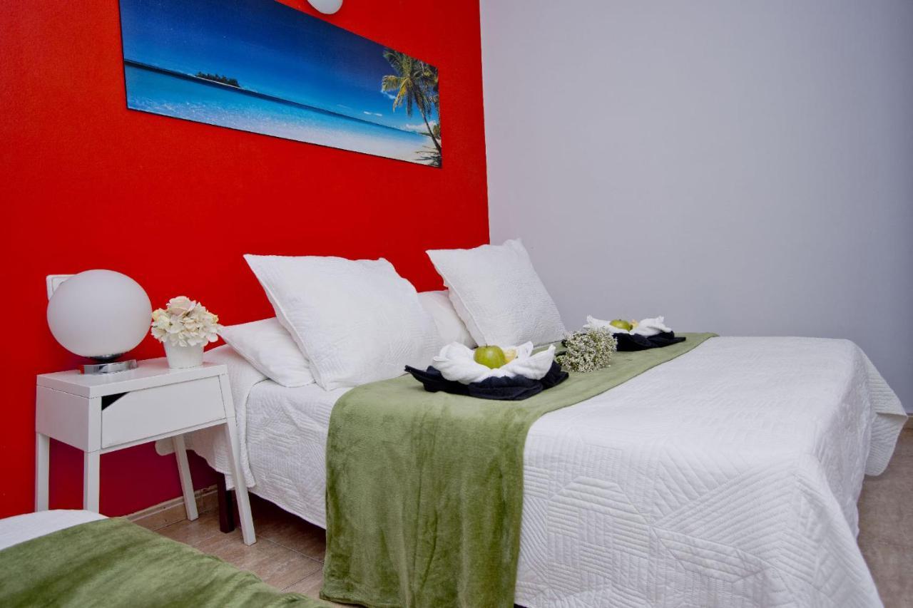 Barcelona City North Hostal Bagian luar foto