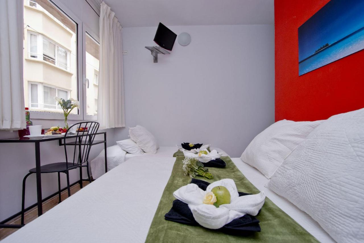 Barcelona City North Hostal Bagian luar foto