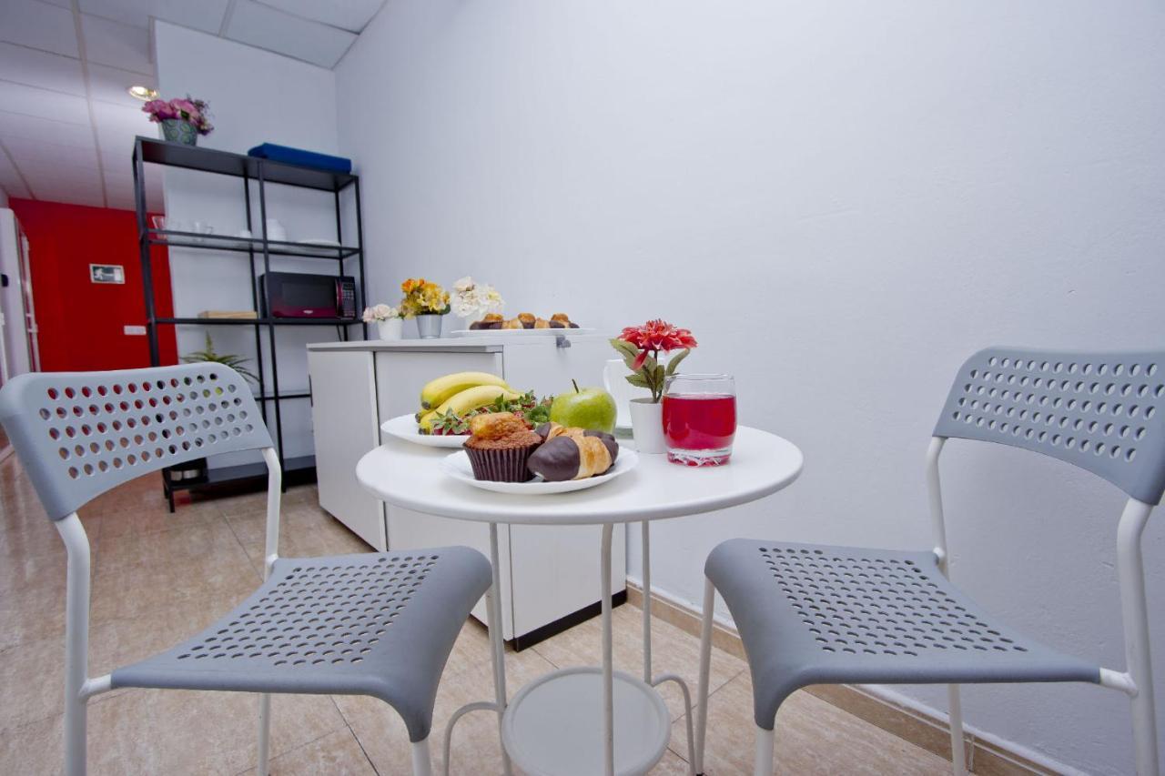 Barcelona City North Hostal Bagian luar foto