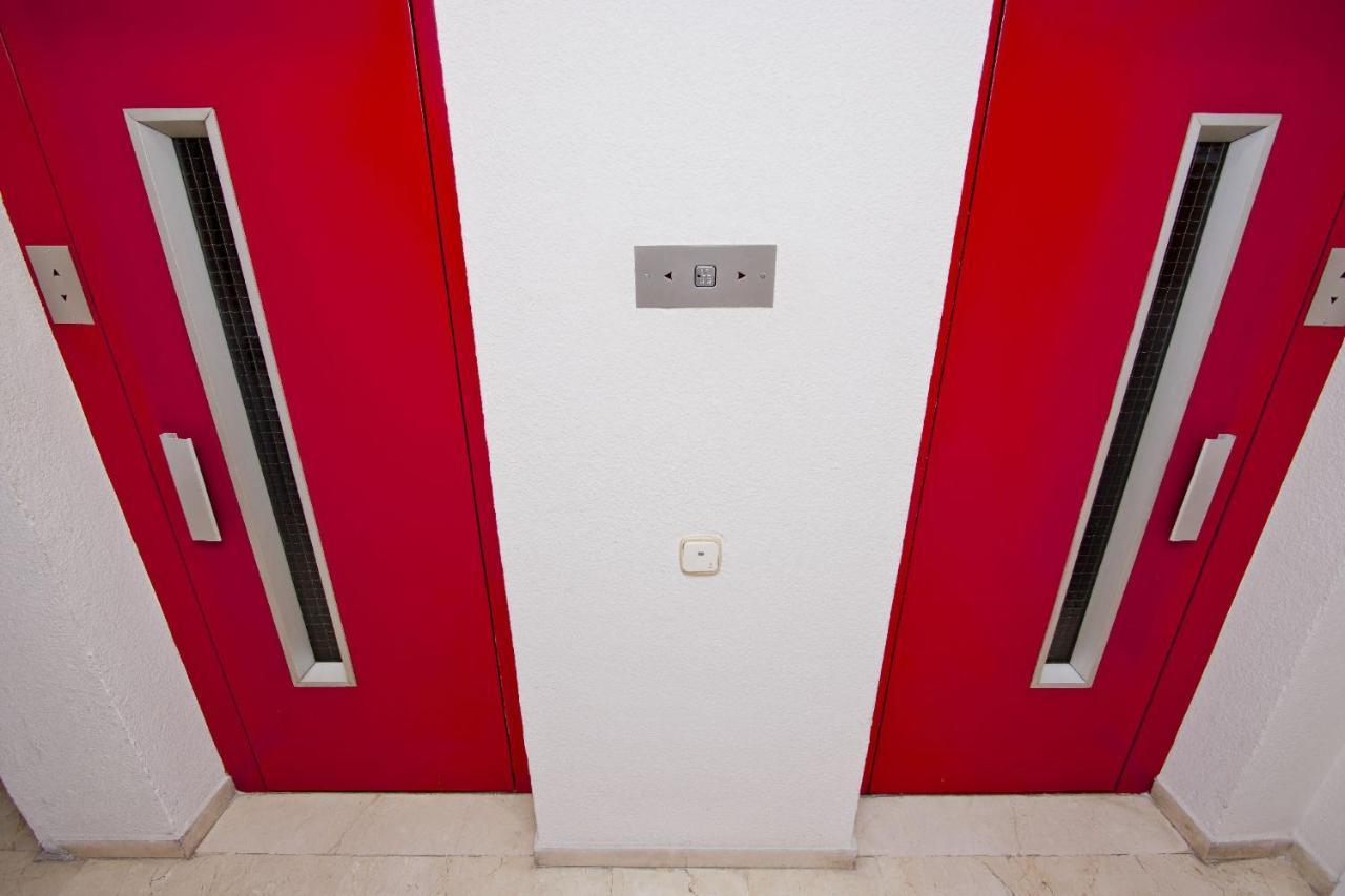 Barcelona City North Hostal Bagian luar foto