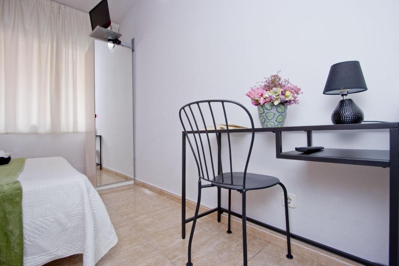 Barcelona City North Hostal Bagian luar foto