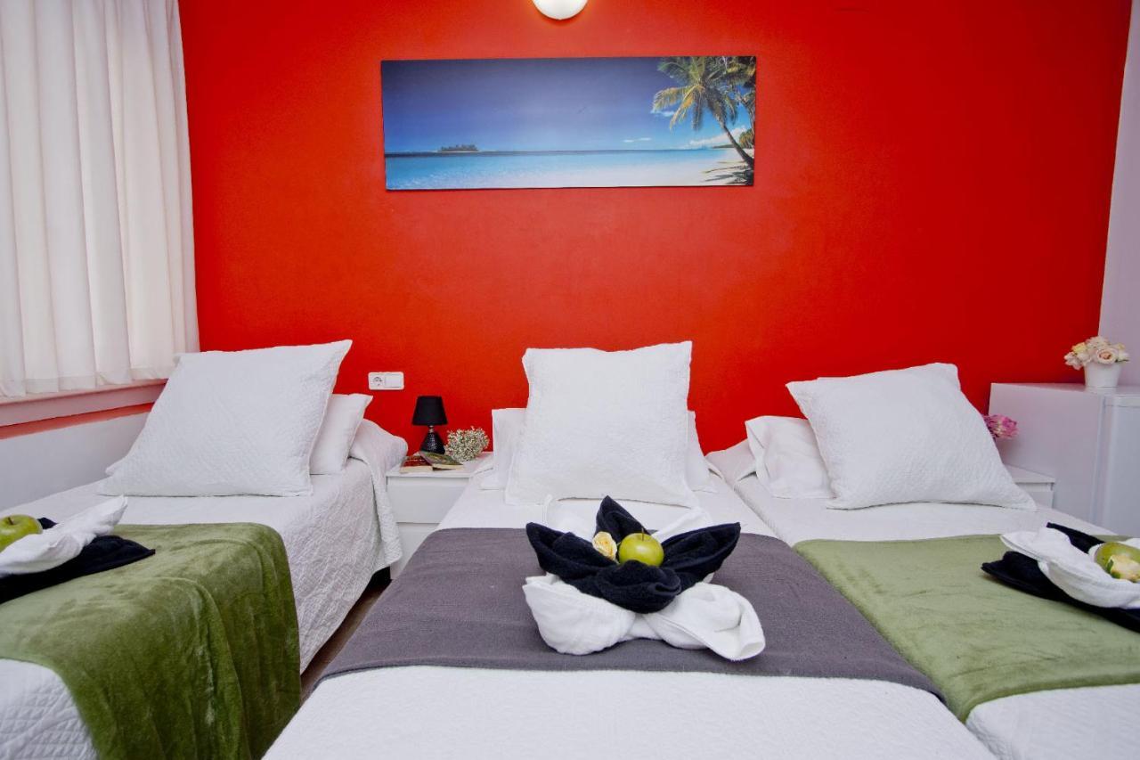 Barcelona City North Hostal Bagian luar foto