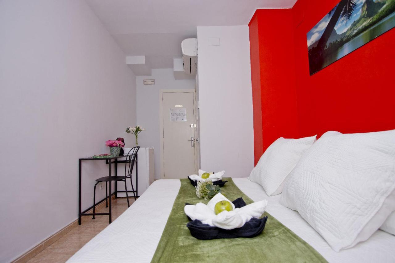 Barcelona City North Hostal Bagian luar foto