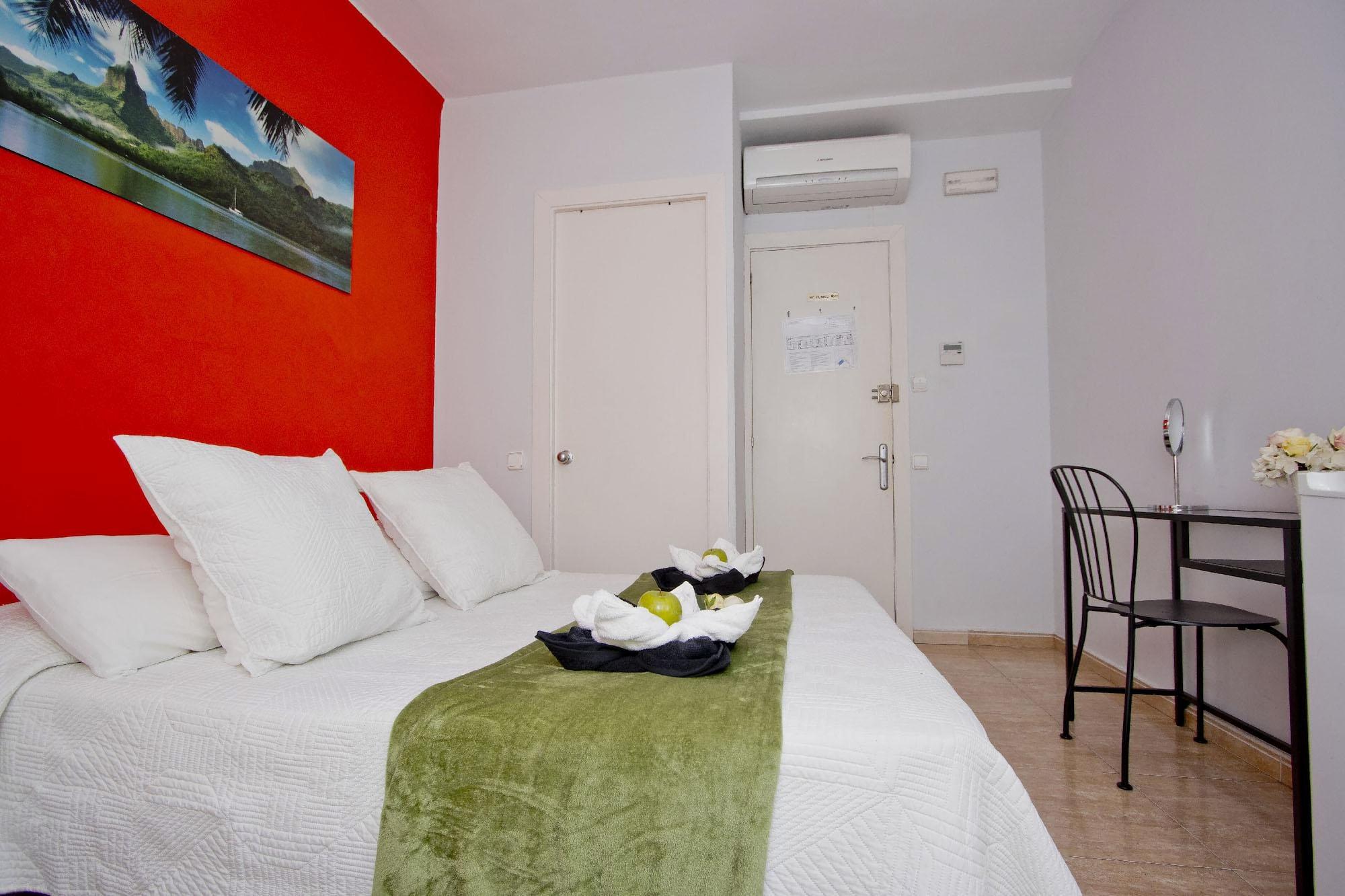 Barcelona City North Hostal Bagian luar foto