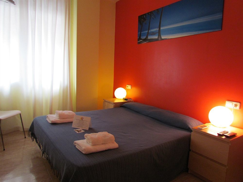 Barcelona City North Hostal Bagian luar foto
